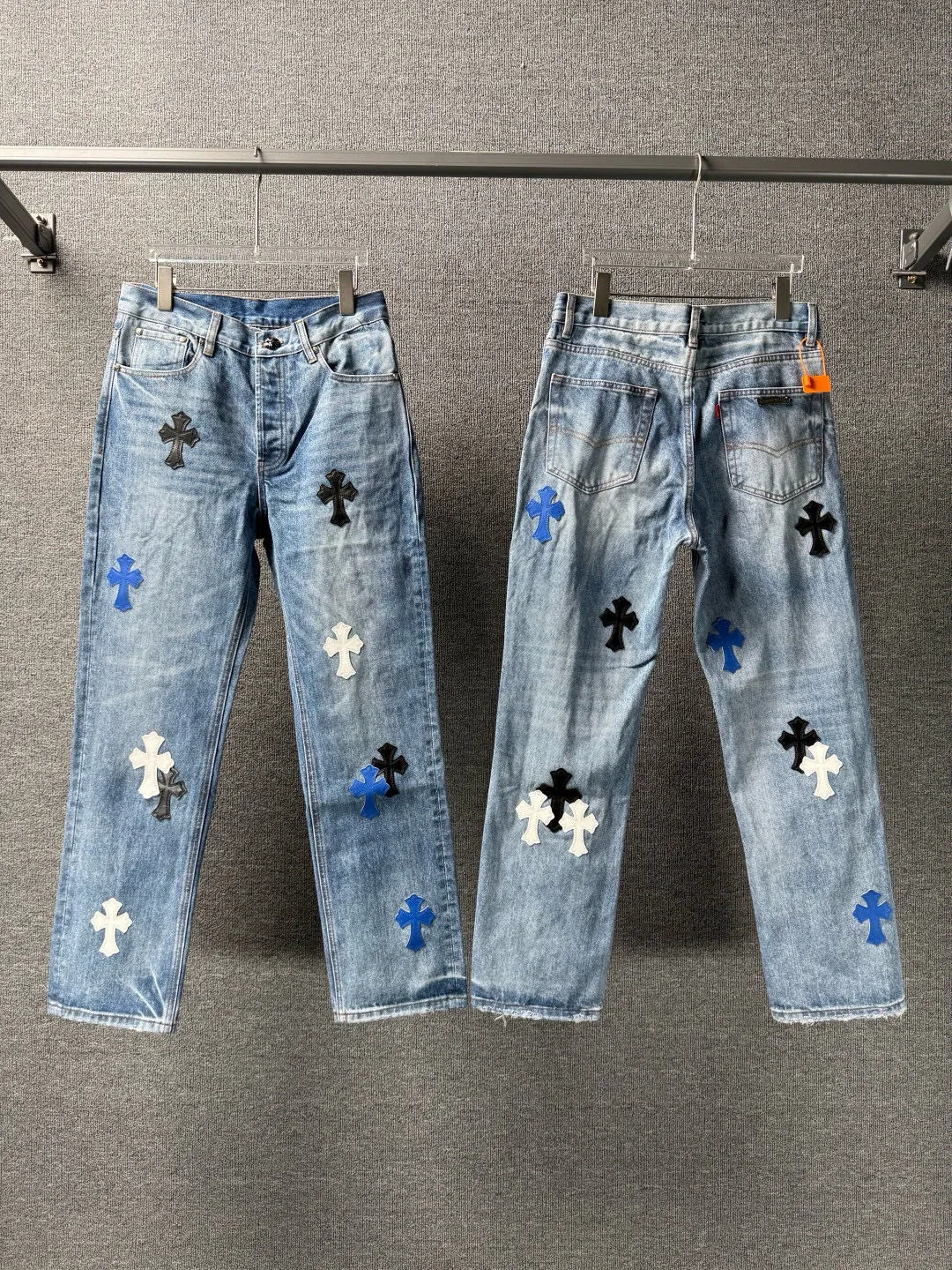 P270 💰 (Top version) Chrome Hearts blue pants black white blue multi-leather jeans Top version Chrome Hearts Chrome Hearts jeans with leather jeans It is known that chromehearts jeans use vintage Levis jeans as the base for creation, usually adding their own unique silver buckles and silver ornaments, plus leather embellishments. This is what doubles the value of these vintage jeans, because the base is Vintage jeans, jeans themselves have become very soft and comfortable after years of baptism, which can be distinguished from ordinary jeans. Regarding the size, you should also refer to the pants data. Color: blue Size: 28-30-32-34-36 (corresponding to S-M-L-XL-XXL)